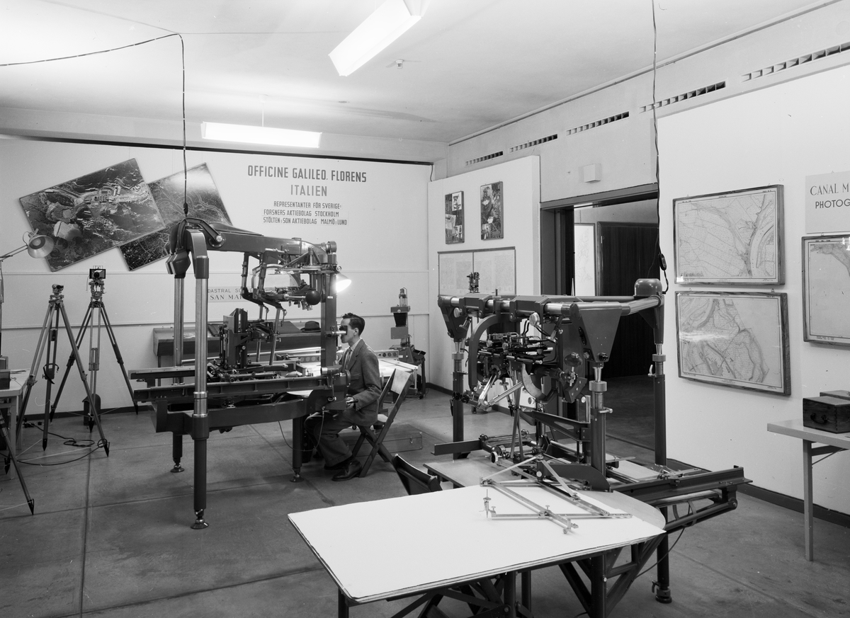 Nordiska lantmäterimötet 1952 med utställning i Tekniska museet den 14-29 juni 1952.
Instrument för lantmäteri.