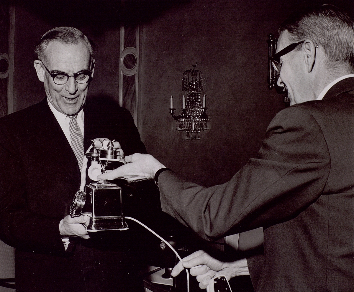 Generaldirektör Håkan Sterky. Avdelningsdirektör Einar Malmgren överlämnar Telemuseums gåva. (16/12-1965).
