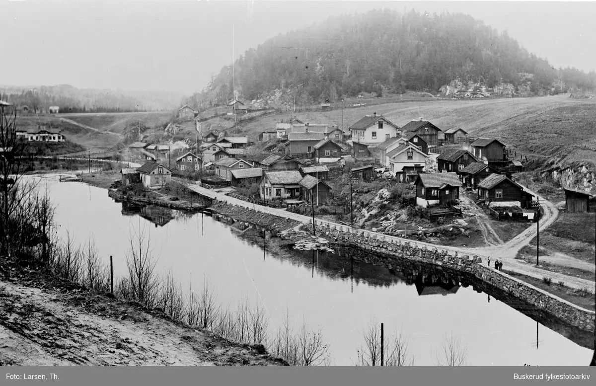 Parti fra arbeiderboliger i Skotselv
Skotselv var Eikerbygdenes største tettsted i tidligere tider og hadde viktig industri i Hassel jernverk og Skotselv cellulose.