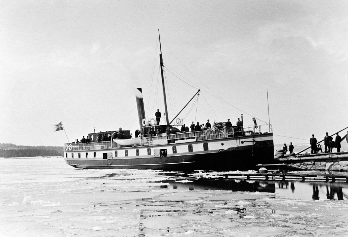 Mjøsbåten D/S Tordenskjold ved Nes brygge, Hedmark.