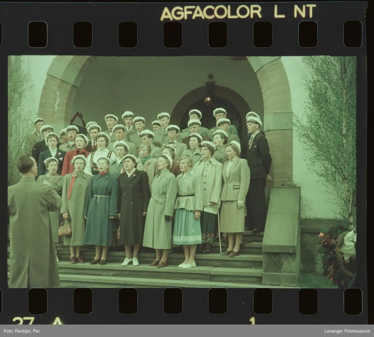 Gruppebilde av Frol songlag på trappa til Levanger kirke 17. mai 1952