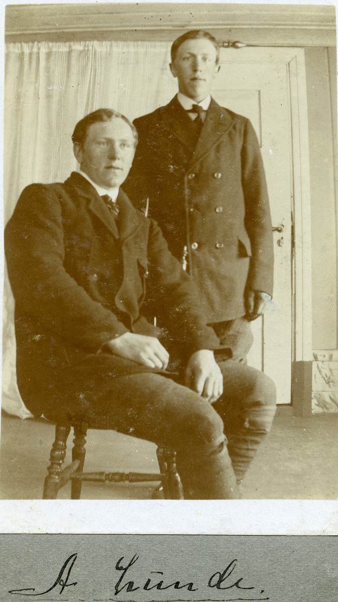 Arnfinn Øyhus, til venstre, saman med sitt søskenbarn.