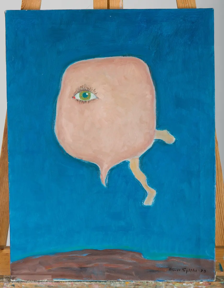 Et hode med bein som svever på en blå bakgrunn over brune fjell. Ansiktet har ingen kjenntegn enn et åpent øye.