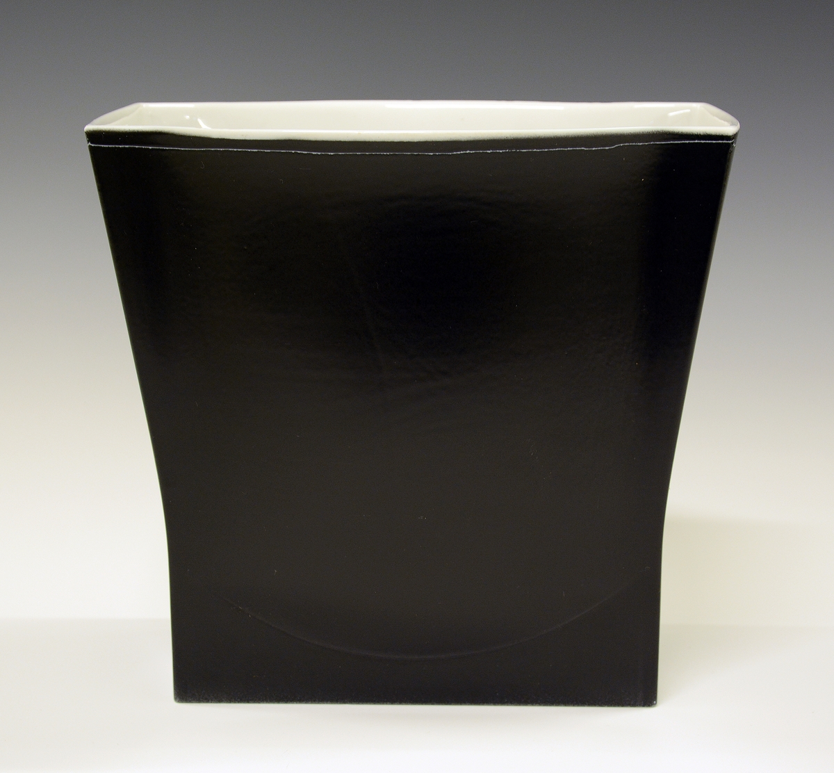 Vase i porselen. Rektangulær form. 
Kunstner: Leif Helge Enger.