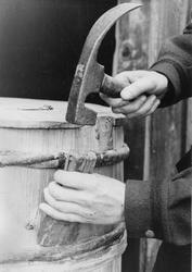 Bjørn Austigard demonstrerer diksel (dengsel) og drivar..(Or