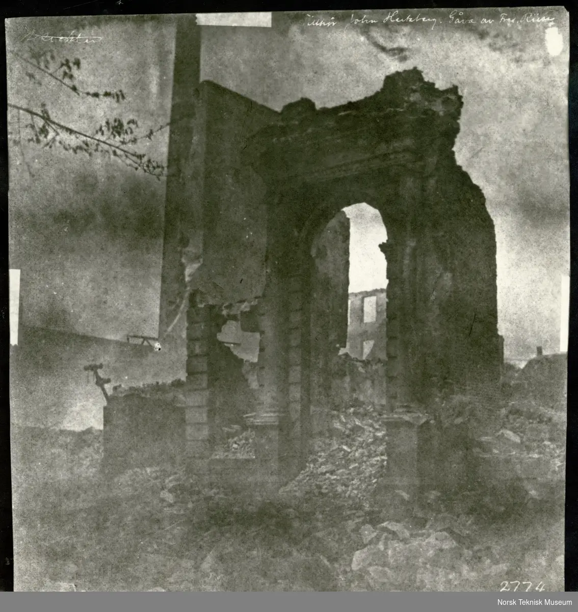 En ruin av en stor bygning i en by. Fotografiet er tatt etter en bybrann i Rotterdam i 1849 som la store deler av sentrum øde. En stående mann kan så vidt skimtes til venstre i bildet.
