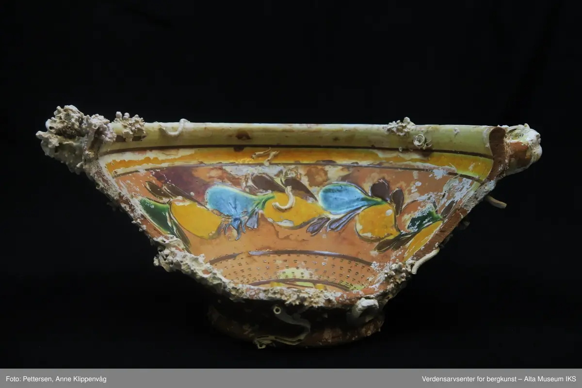 Rester av rur, mest på yttersiden av skålen. Del av en skål, med rester etter glasering.