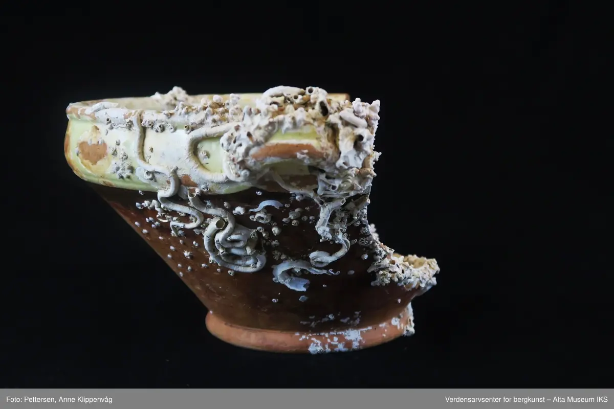 Rester av rur, mest på yttersiden av skålen. Del av en skål, med rester etter glasering.