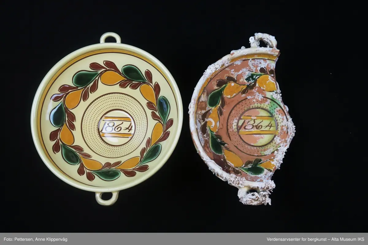 Rester av rur, mest på yttersiden av skålen. Del av en skål, med rester etter glasering.