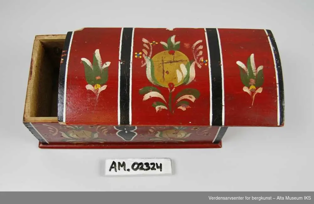 Form: Kiste-form med buet, uhengslet lokk. Tulipaner i 3 felter på lokk + foran. Rød, med svart, hvit, grønn og gul dekor.