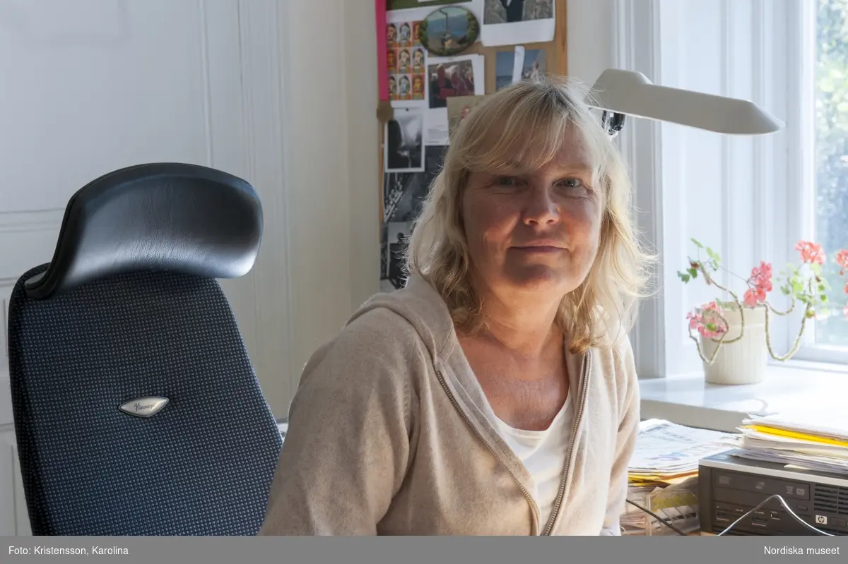 Porträtt Marianne Larsson på sitt tjänsterum, forskare och intendent