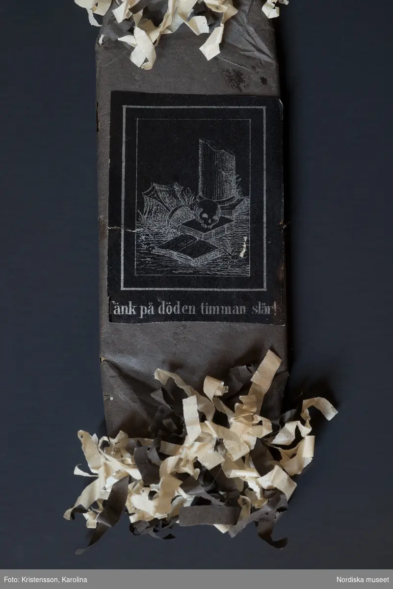 Detaljer av förpackningar till sorgekarameller och begravningskonfekt, fotograferade för boken Socker och söta saker.