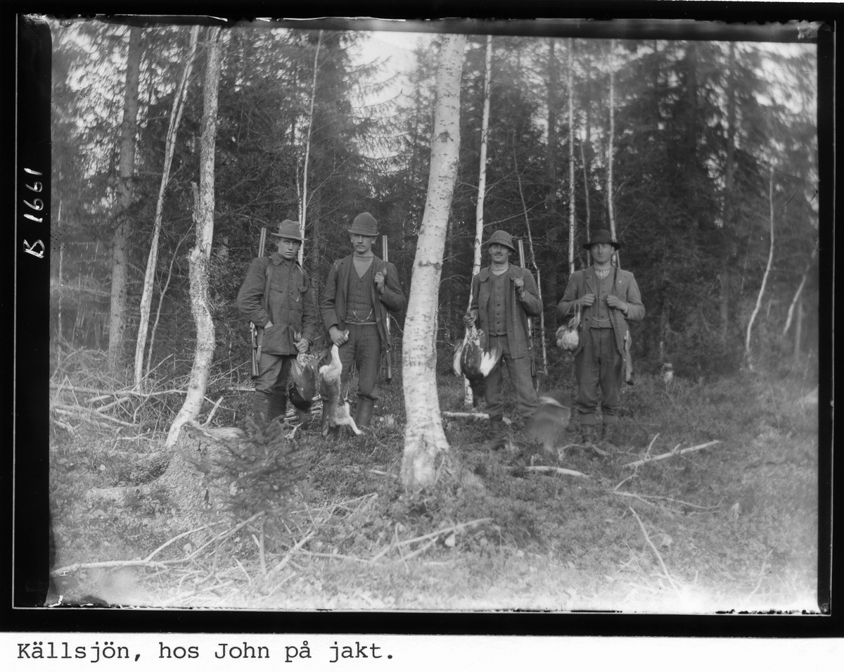 Källsjön, hos John på jakt. Personerna från vänster: Elis Eriksson, Johan Larsson, okänd person samt John A Svensson.