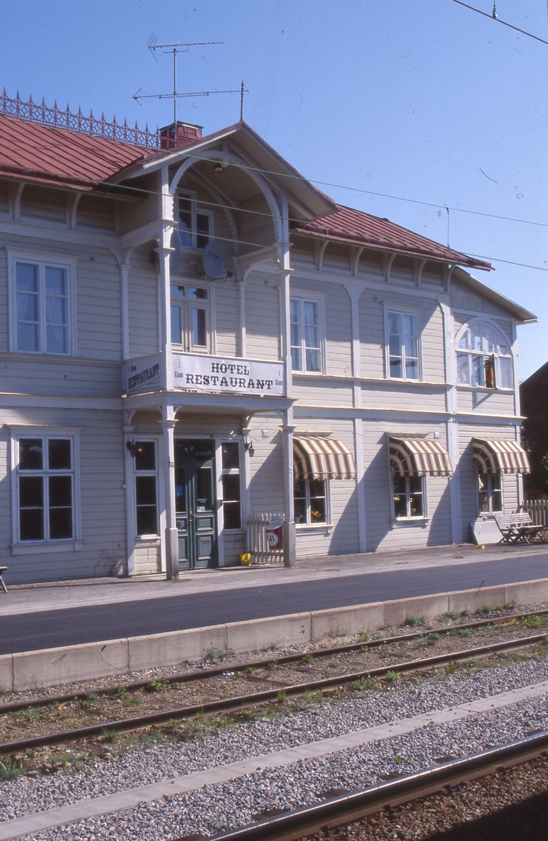 Järnvägshotellet i Ljusdal öppnade i september 1880, i samband med invigningen av Norra stambanas sträckning mellan Järvsö och Ljusdal. Blev byggnadsminne 1989.
