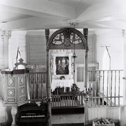 Karasjok kirke, altertavlen og prekestolen. Korskirke i tre 