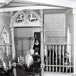 Karasjok kirke, altertavlen og prekestolen. Korskirke i tre 