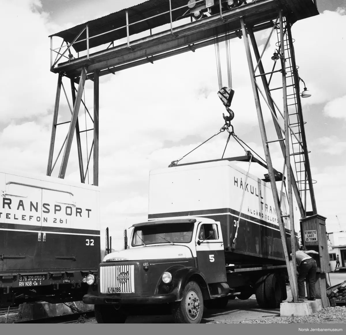 Lasting av container fra Håkull transport på lastebil L-14186 med ...
