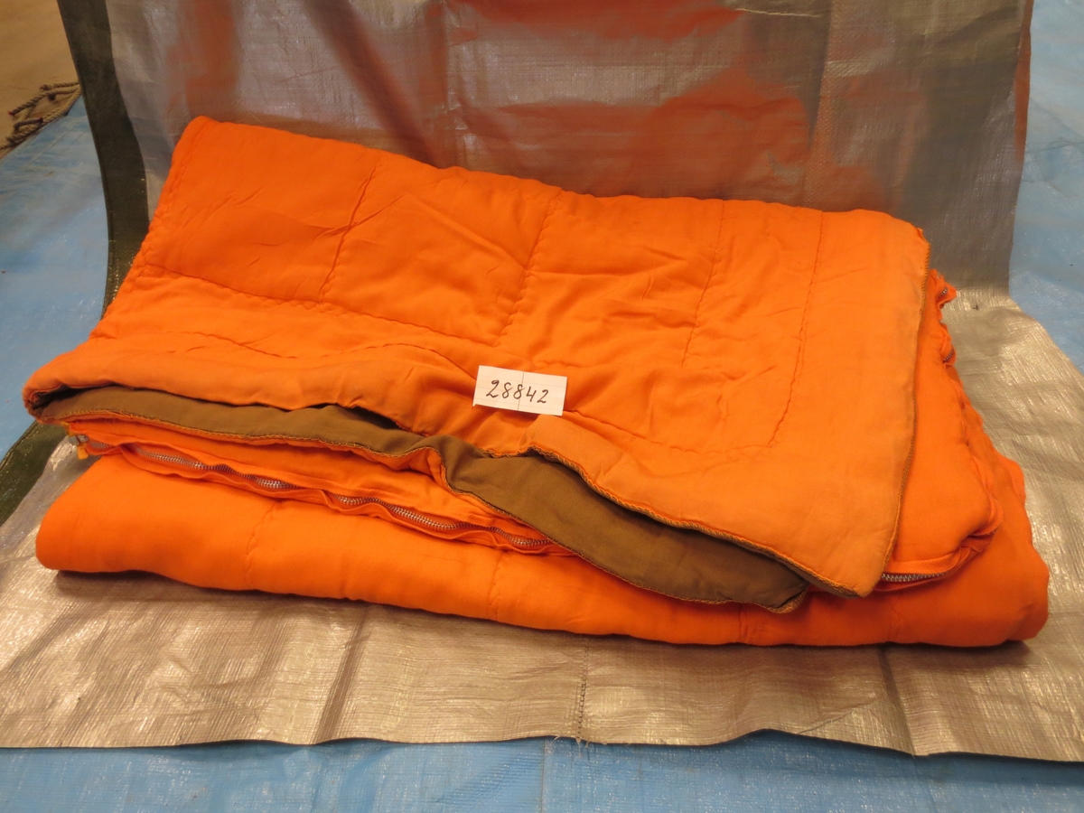 Täcke av bomullstyg med stoppning, blixtlås i kanten som bildar en sovpåse