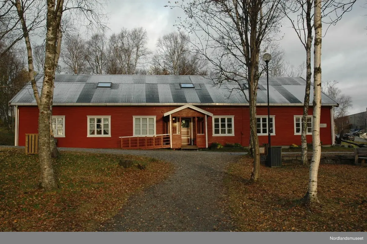 Rødbrakka er en tysk militærbrakke som er flyttet og som i dag er i bruk som administrasjon, utstilling og møtelokale. Ved Fauske Bygdetun. Bygget har en grunnflate på omkring 300 kvadratmeter. Bygget har 2 etasjer, en full og en halv etasje.