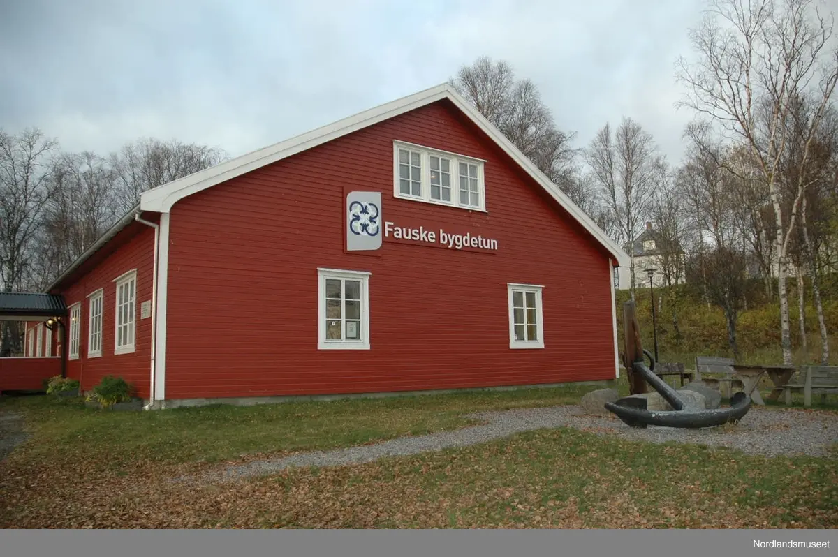 Rødbrakka er en tysk militærbrakke som er flyttet og som i dag er i bruk som administrasjon, utstilling og møtelokale. Ved Fauske Bygdetun. Bygget har en grunnflate på omkring 300 kvadratmeter. Bygget har 2 etasjer, en full og en halv etasje.
