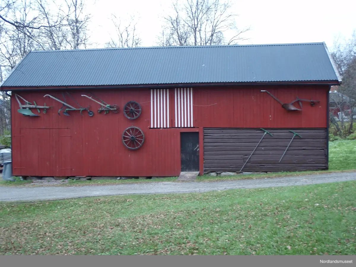 Fjøset står for enden av Bygdetunet, og har en sentral plassering i forhold til Klyngetunet. Bygget er malt i Rødt, brunt og kvitt. Bygget har to etasjer, grunnflaten pluss et høyloft. I grunnetasjen er det en laftet del, mens resten av bygget er reisverk med utvendig bordlkedning. På baksiden av bygget er det et mindre vindu i den laftede delen av bygget. I front av bygget, er det ei enkel fjøsdør som kan åpnes utenfra, og som da blir hoveddøra i Bygget. Det er også en tofags borkledd fjøsport, som bare kan åpnes innvendig. Bygget har en tofags låvedør inn til høyloftet i front. men det er ingen lovebru. 

I dag brukes fjøset som en driftsbygning for redskaper og maskinellt utstyr til drift av museets uteareal. På baksiden av bygget ble det omkring 2008 bygget et tilstøtende skur, som brukes til småverktøy og lager for planker og annet trevirke.
