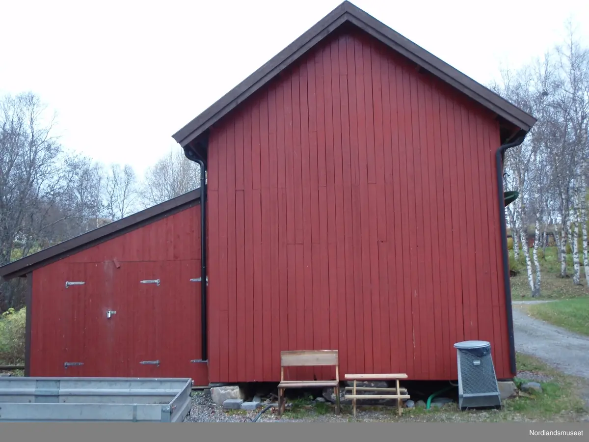 Fjøset står for enden av Bygdetunet, og har en sentral plassering i forhold til Klyngetunet. Bygget er malt i Rødt, brunt og kvitt. Bygget har to etasjer, grunnflaten pluss et høyloft. I grunnetasjen er det en laftet del, mens resten av bygget er reisverk med utvendig bordlkedning. På baksiden av bygget er det et mindre vindu i den laftede delen av bygget. I front av bygget, er det ei enkel fjøsdør som kan åpnes utenfra, og som da blir hoveddøra i Bygget. Det er også en tofags borkledd fjøsport, som bare kan åpnes innvendig. Bygget har en tofags låvedør inn til høyloftet i front. men det er ingen lovebru. 

I dag brukes fjøset som en driftsbygning for redskaper og maskinellt utstyr til drift av museets uteareal. På baksiden av bygget ble det omkring 2008 bygget et tilstøtende skur, som brukes til småverktøy og lager for planker og annet trevirke.