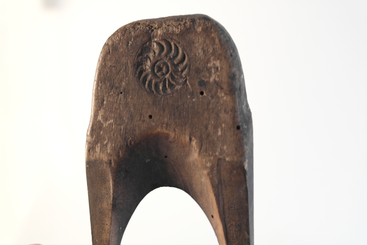 Langhøvel (a) med kile (b). Høvlet og pusset furu. På høvelen er det skåret inn et årstall (1771). Fint skårne håndtak, samt hjul på kilen.