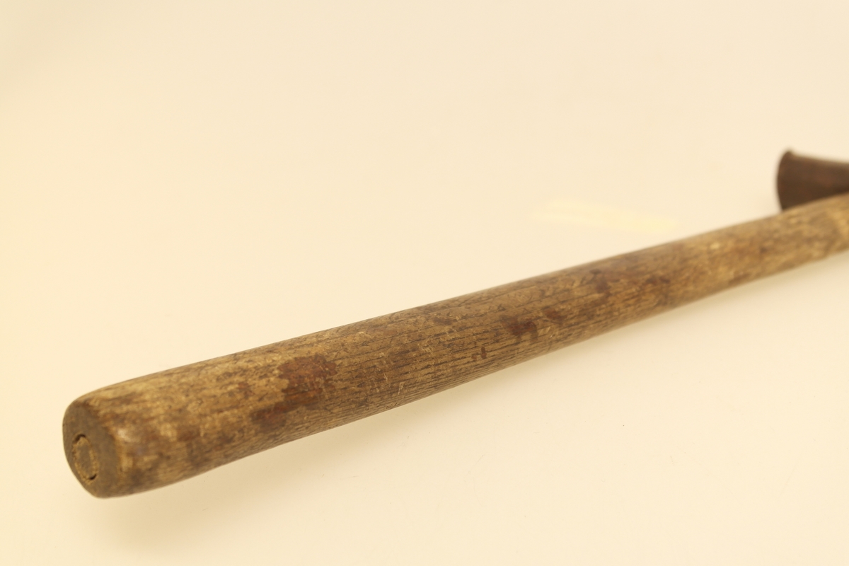 Hovslagerkasse (a) med hovslagerverktøy (b-i) i smidd jern.
A) Kasse i eik (?) med håndtak, hengsler og nøkkel. Nøkkelbeslag skiftet ut etter produksjon.
B) Tang/Brekktang. Innpreging. Til å ta av gamle sko.
C) Kniv/Hovkniv.
D) Dor/Sømdor. Til å få ut gamle søm.
E) Hammer/Klinkhammer/Skohammer. Treskaft.
F) Tang/Hovtang.
G) Jern/Klinkejern.
H) Hestesko.
I) Søm.