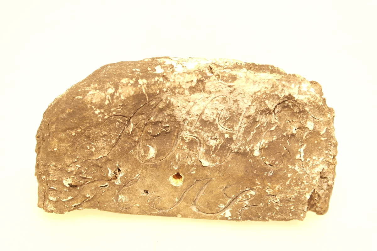 Knivkjuke (sopp), som vokser på trestammer. Brukt som "nålepute" for kniver. Initialer skåret inn.