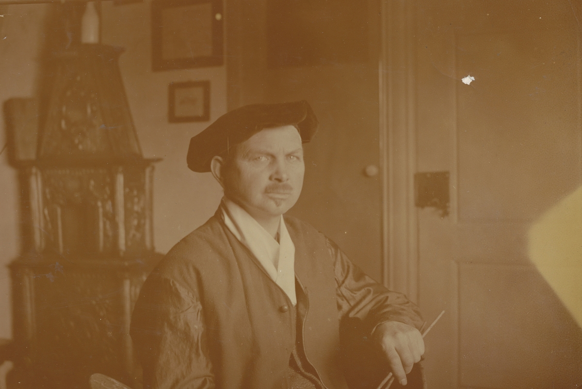 Otto Valstads selvportrett i Tillas stue