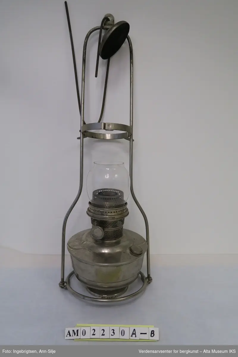 Parafinlampe, som skal henge, med kuppel.