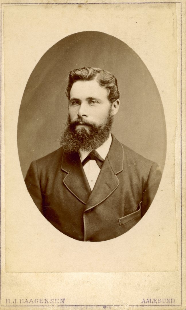 Portrettbilete av ung mann med staseleg skjegg. Kan det vere Henrik Krohn eller Kristofer Janson?