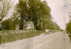 Bygningen til venstre er Øre Vestre i Rygge, i dag mer kjent