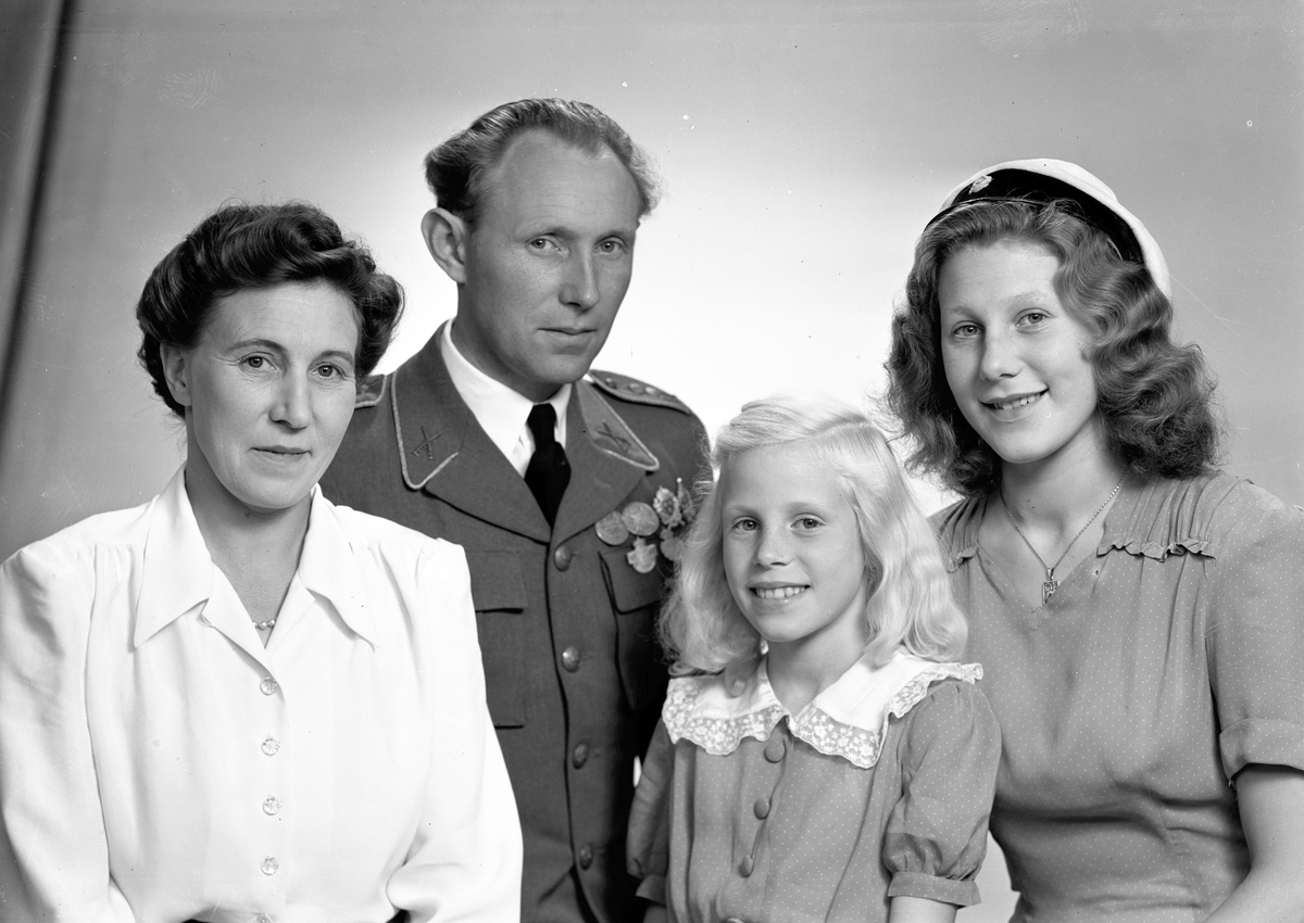 Familjeporträtt. Fanjunkare H. Nygren, Kungsbäck, Gävle. 14 augusti 1945.
