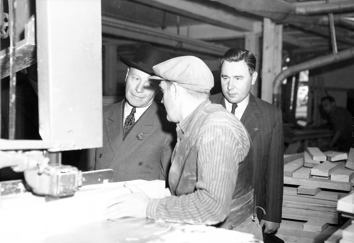 AB Tobo Bruk. Besök av finska gäster i Monarkfabrikerna. 21 augusti 1949.