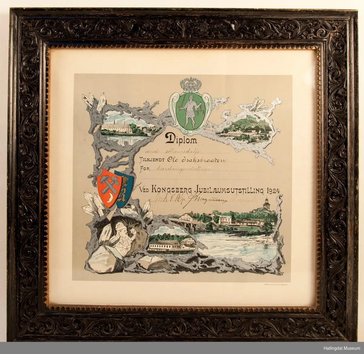 Diplom med sølvmedalje tilkjent Ole Isakbraaten for hardangerviolinen ved Kongsberg Jubileumsutstilling 1924.  Motiv av industrien i Kongsberg.