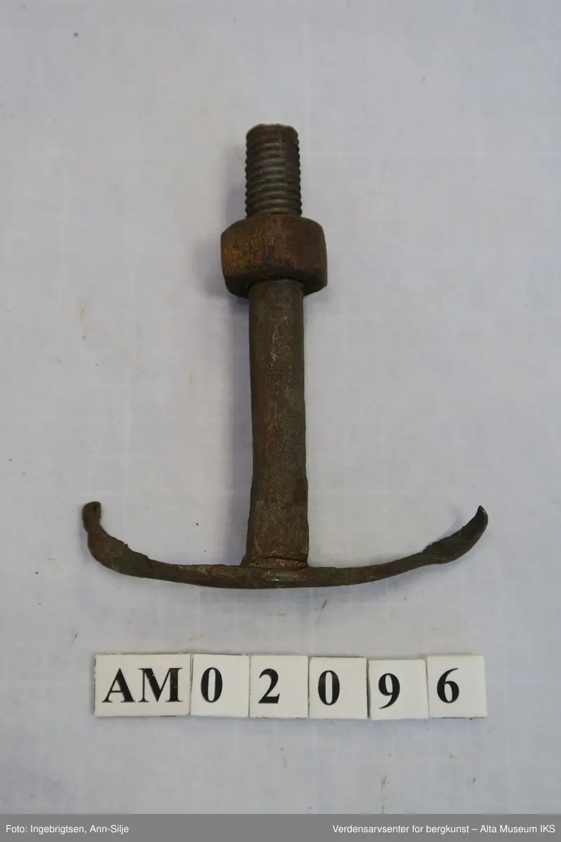 Spesiell bolt med 14cm tverrstykke istedetfor hode.