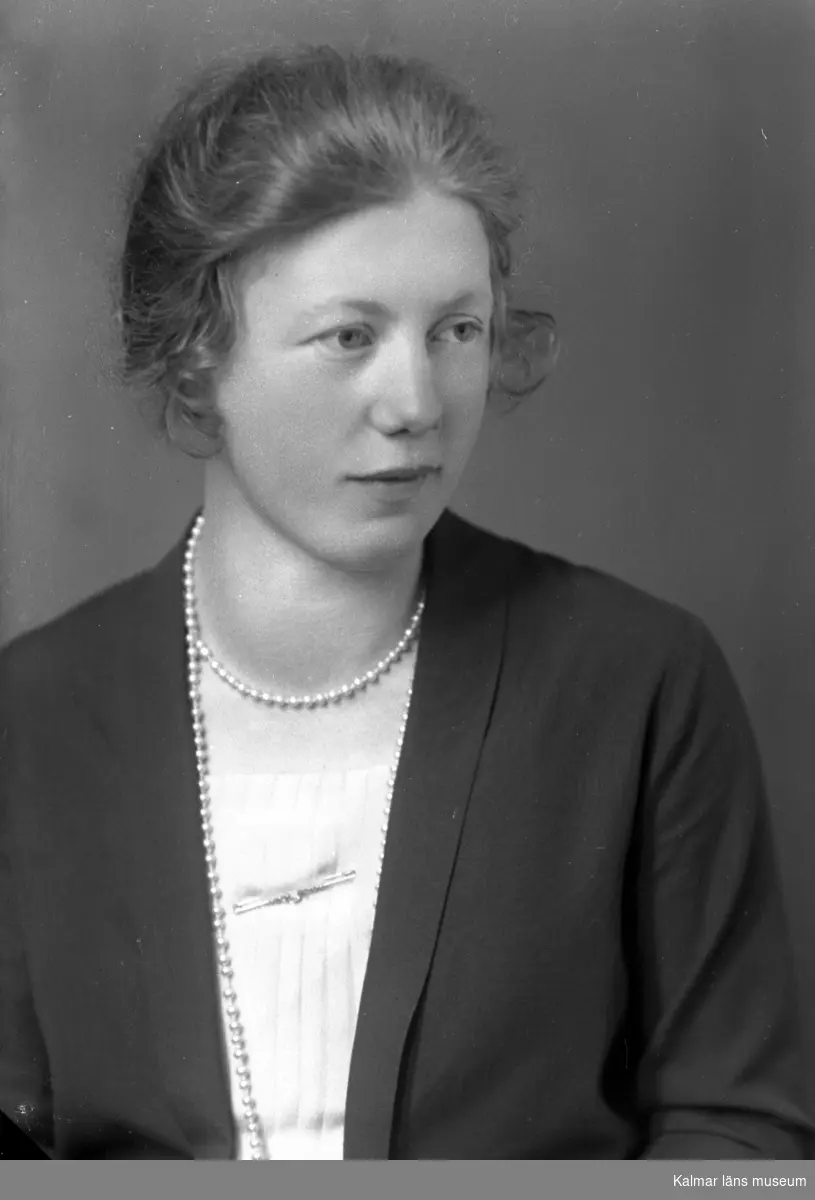 Porträtt av fröken Ester Pettersson ifrån Gökalund.