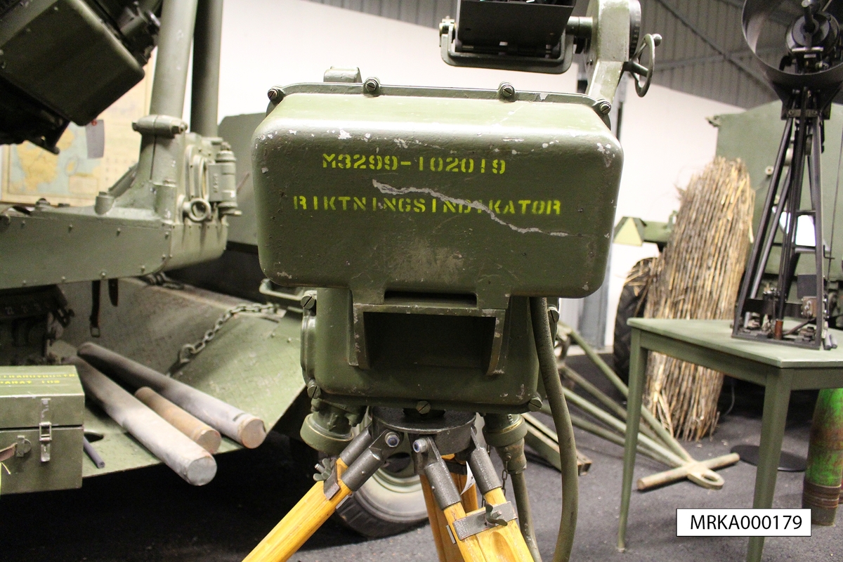 Manöverapparat 102 användes för att fjärrstyra 150 cm strålkastare m/1937-38 på ca 50 meters håll.