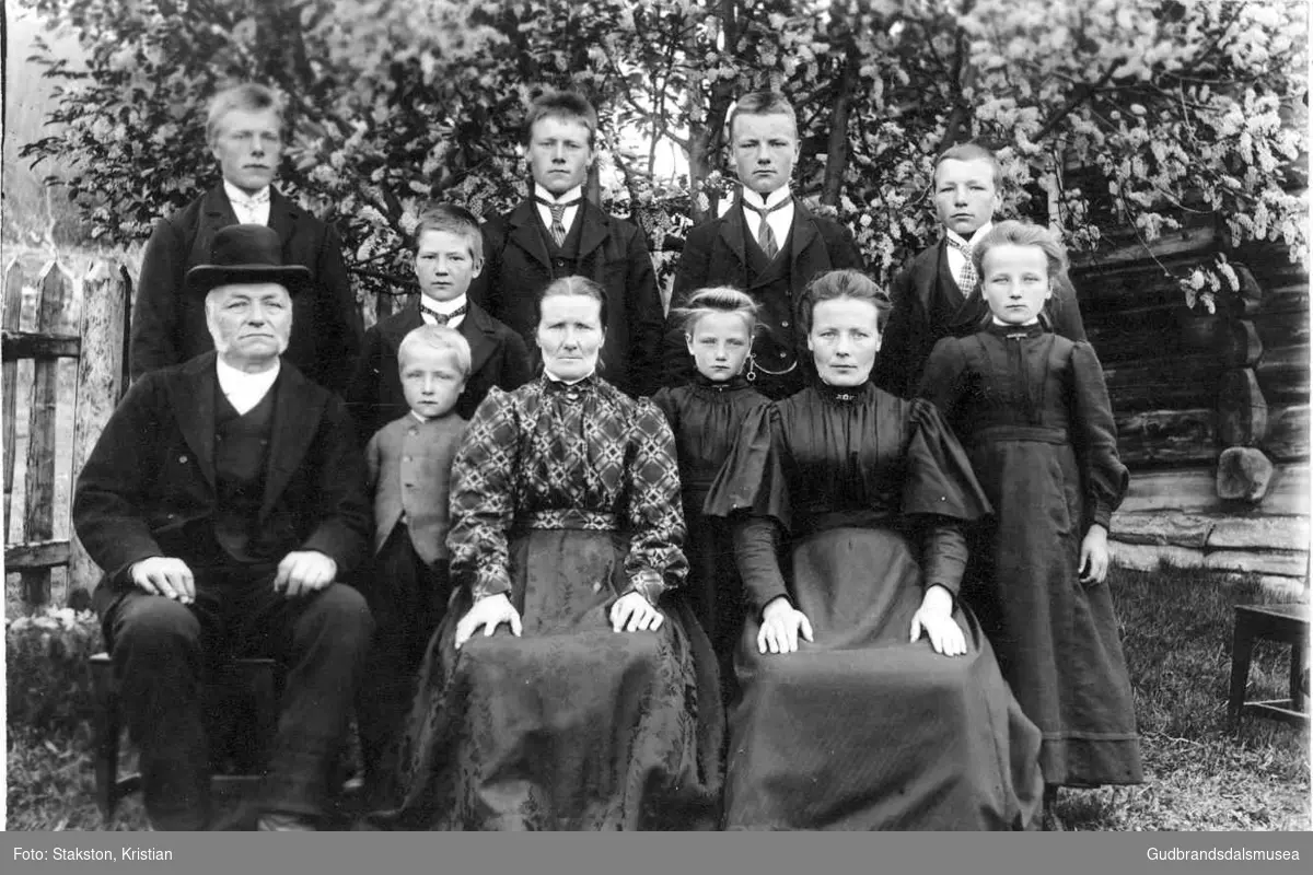 Ola Nyhus (f. 1846) med familie