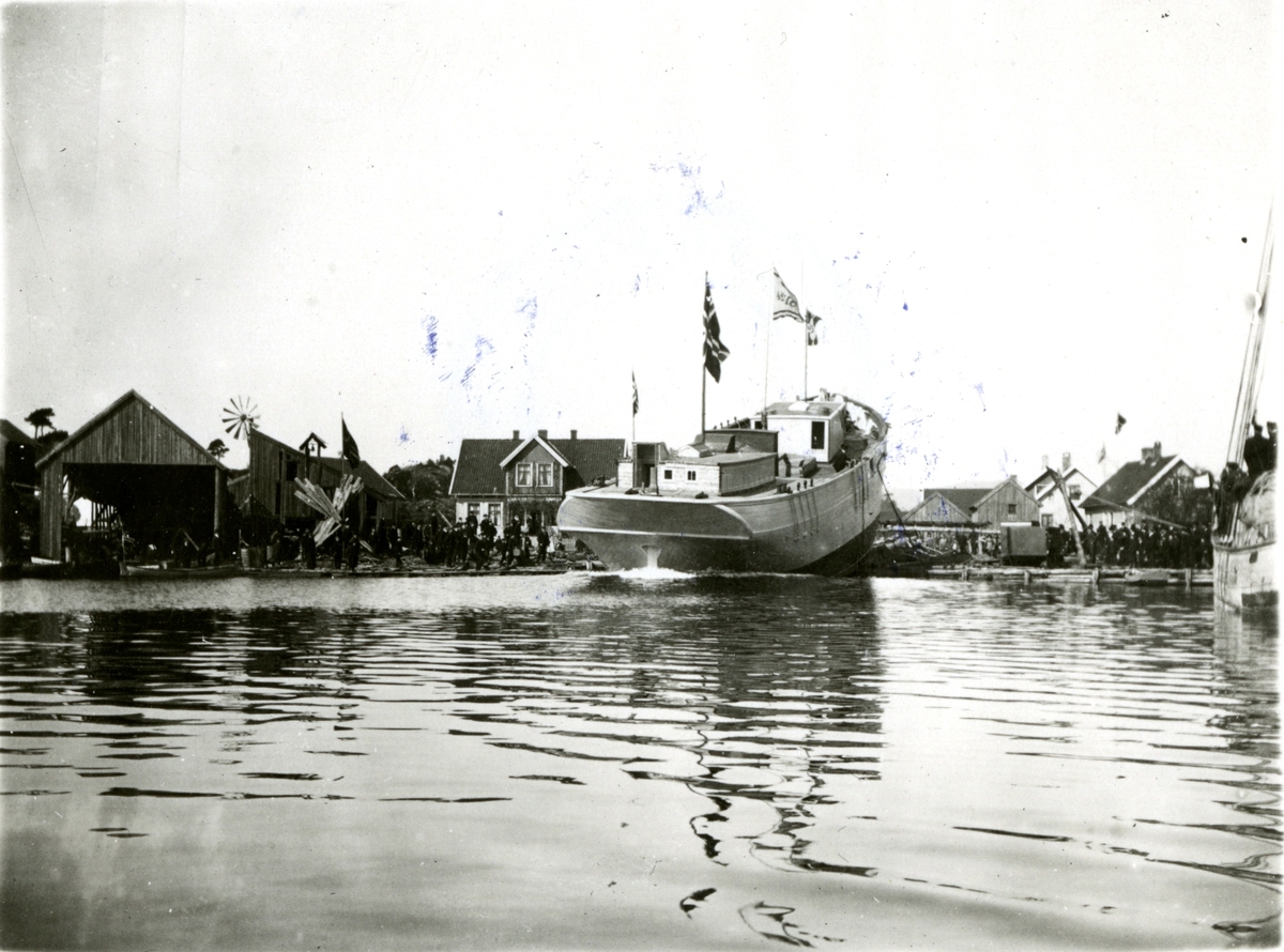 M/aux skonnert 'Arctic' (b. 1905, Søgne), - under sjøsettingen i 1909.