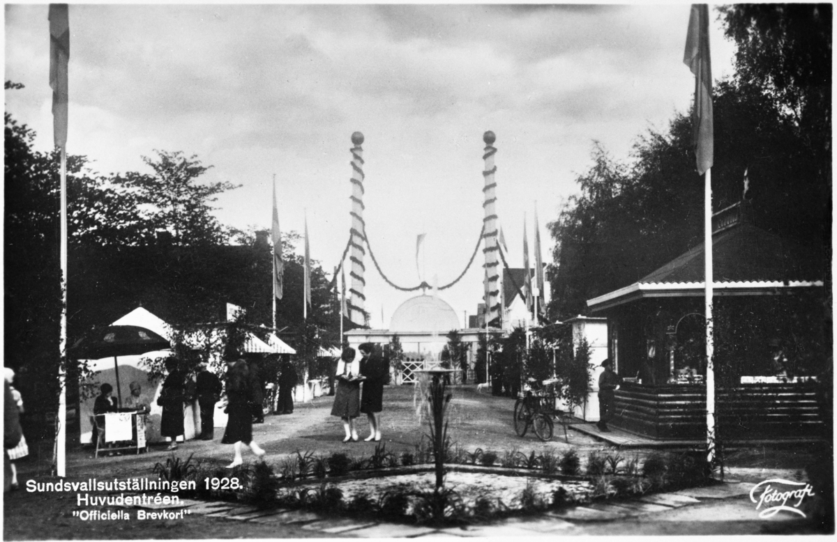 Sundsvallsutställningen 1928, smyckad huvudentré, som ritades av stadsarkitekt Natanael Källander. Vykort.