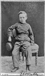 Portrett av gutt på stol