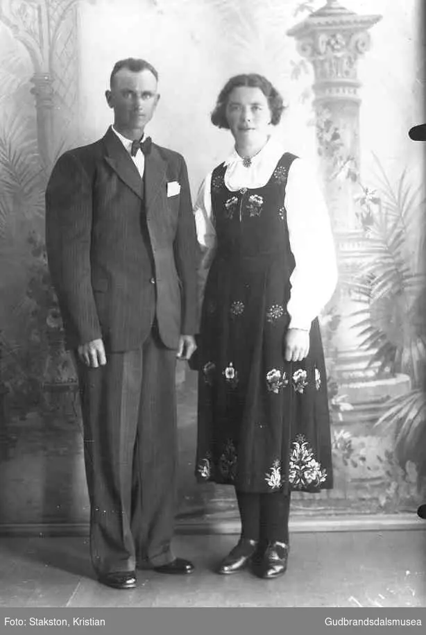 Brudeparet Kristen Lundemo (f. 1904) og Olga Lundemo (f. Krogstad 1907)