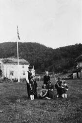 Hovedbygning og fjøs på 37 - 4 på Rubbestad i 1936. Barn og 