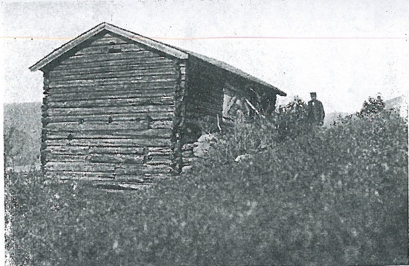 Laftet bygning i en etasje, tilbygget et tårn i hjørnet og sammenbygget med H 14, Isumstua. Kapellet har to rom, der det østre rommet har malt akantusdekor på vegger og i tak. Åpent inn til skipet, der gulvet ligger lavere enn i koret. I skipet er det kirkebenk langs nordveggen og et stort pulpitur mot vest. Klokketårnet har inngang fra mellombygget mellom kapellet og stua, og er formet som en klokkestøpul, med støpulen i Vågå som forbilde. Tekket med takspon. Ved gjenreisningen sagede spon, senere kløyvde spon.