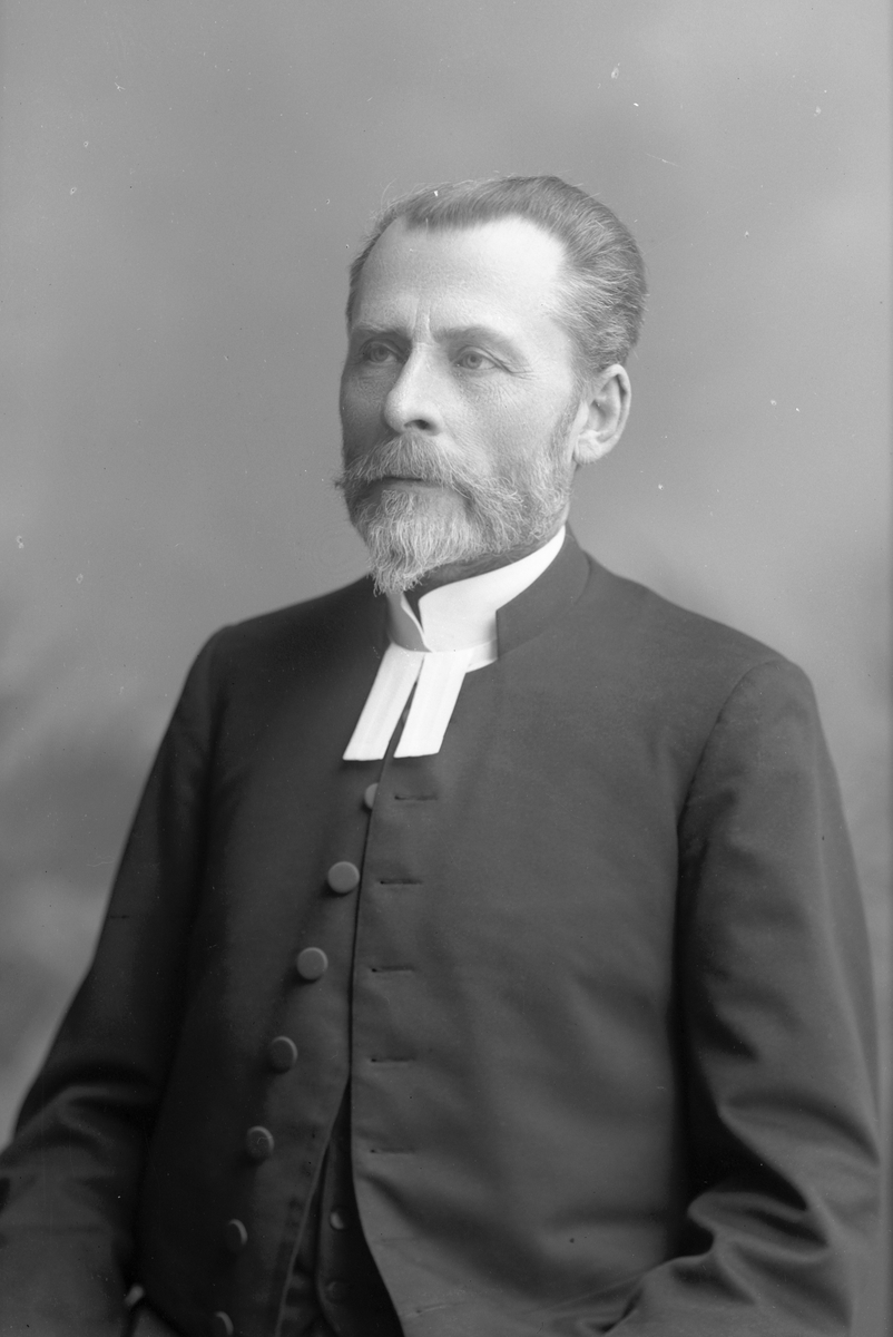 Karl Alfred Åkerblom, född 1852. Komminister i Gävle 1894. Kyrkoherde i Järvsö 1913.