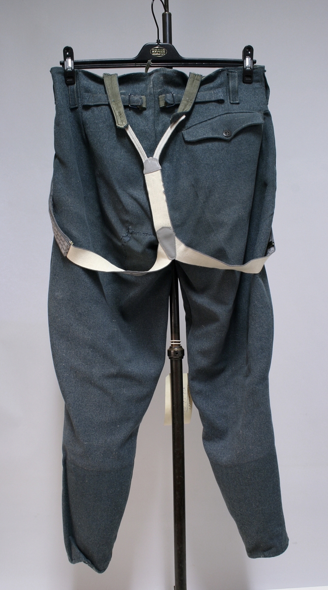 Full uniform med støvler. På brystet har den en pins (Politiets dag 1942), en bånd (Minne-/deltakermedalje 1914-1918) og EK. 2. klasse bånd. Den har også fløyte i brystlommen. 

Skulderdistinksjoner til en oberwachtmeister

I lommen var det stoff lapper og sytråd med nål. 

På beltet har den pistolhylster med Walther PP magasin.