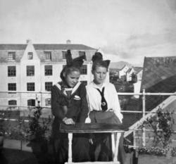 "Hedvig og mig paa taket." Fra et fotoalbum tilhørende Ellin