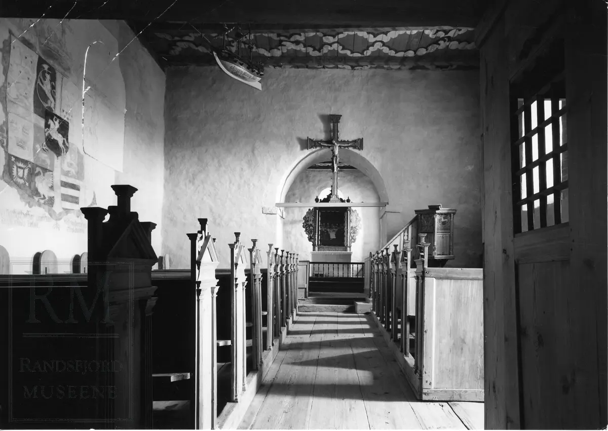Interiør fra Tingelstad gamle kirke, St. Petri kirke